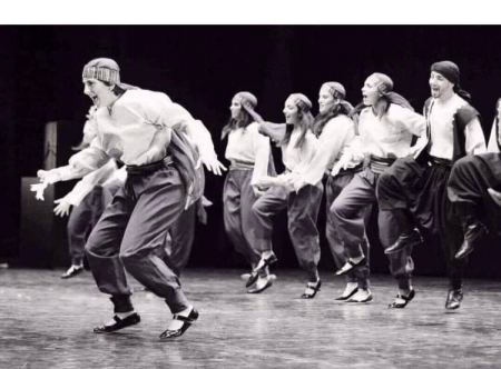 الزبابدة للدبكة والفنون الشعبية تبدأ عروضها من بولندا